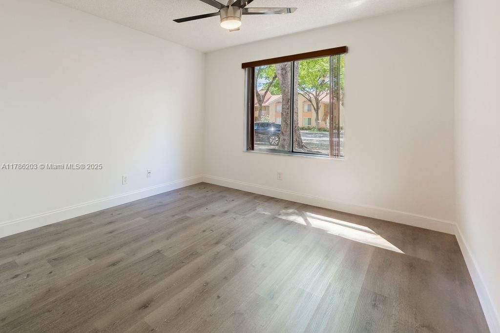 Recently Sold: $194,990 (1 beds, 1 baths, 816 Square Feet)