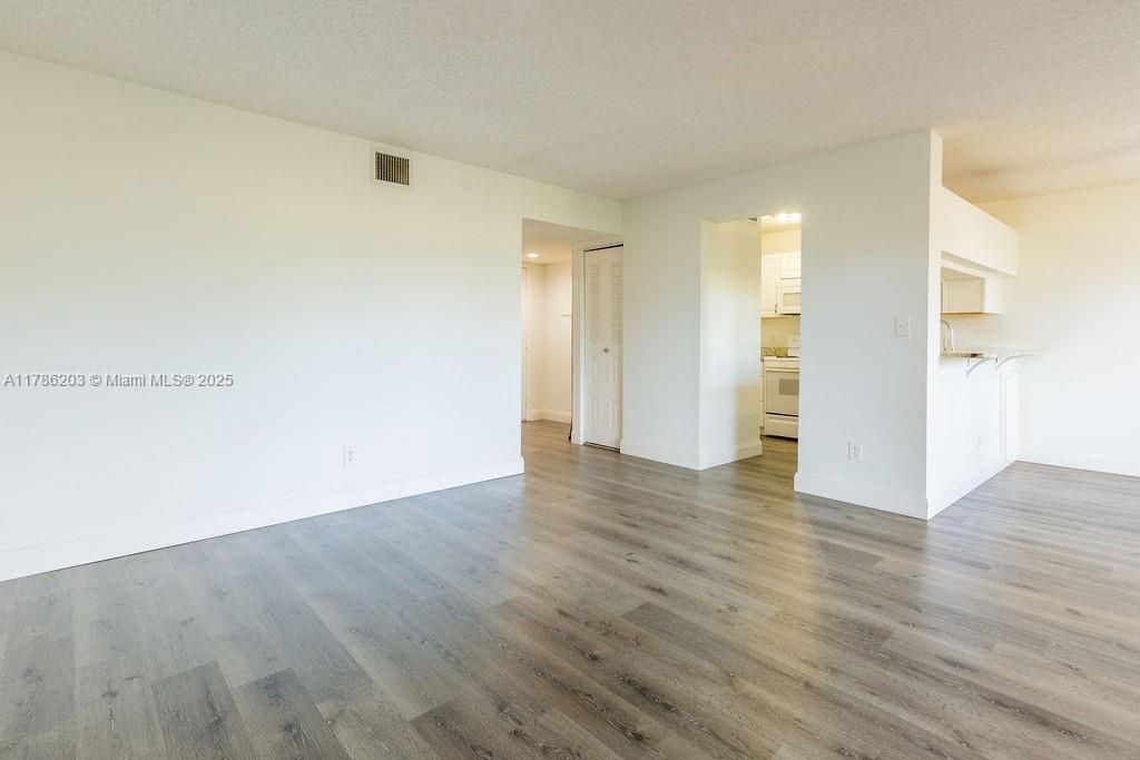 Recently Sold: $194,990 (1 beds, 1 baths, 816 Square Feet)