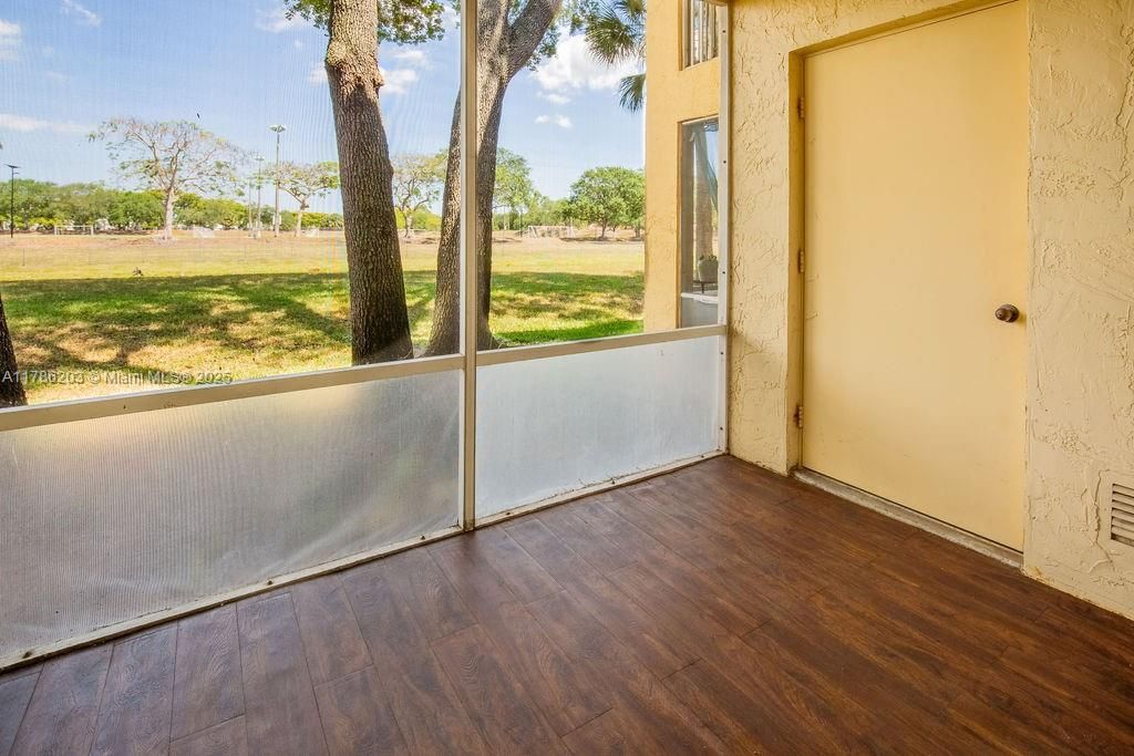 Recently Sold: $194,990 (1 beds, 1 baths, 816 Square Feet)