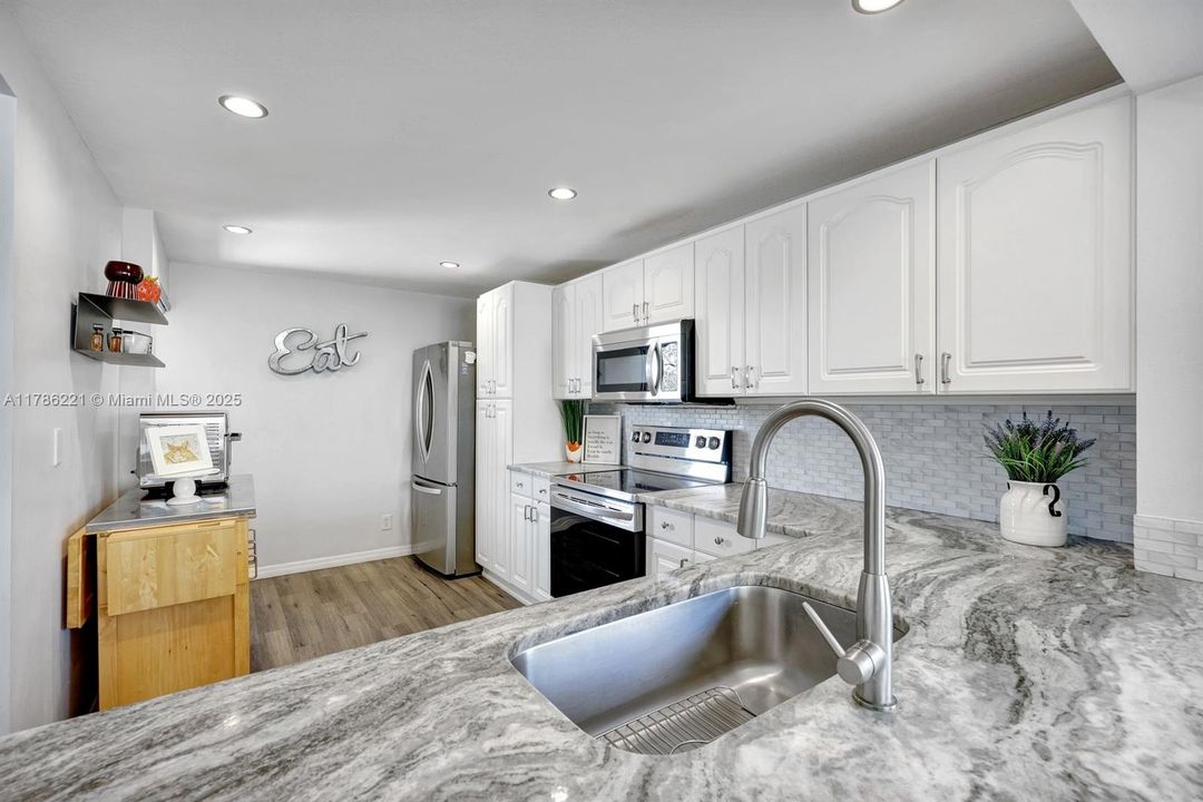 Vendido Recientemente: $199,000 (2 camas, 2 baños, 1164 Pies cuadrados)