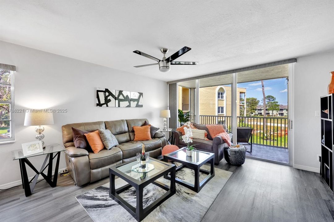 Vendido Recientemente: $199,000 (2 camas, 2 baños, 1164 Pies cuadrados)