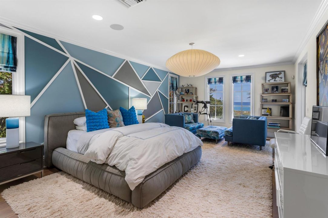 mls_BEDROOM_GEOMETRIC_WALL_EB