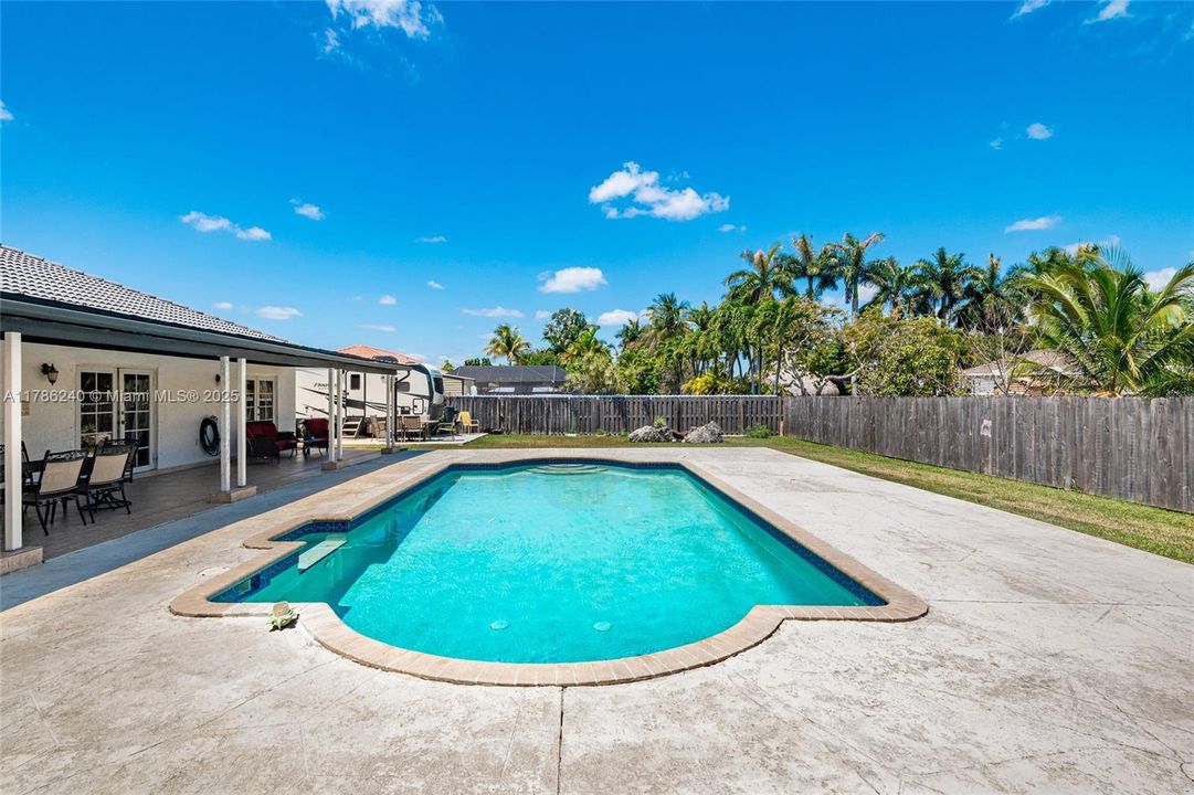 Recently Sold: $857,000 (5 beds, 3 baths, 1872 Square Feet)