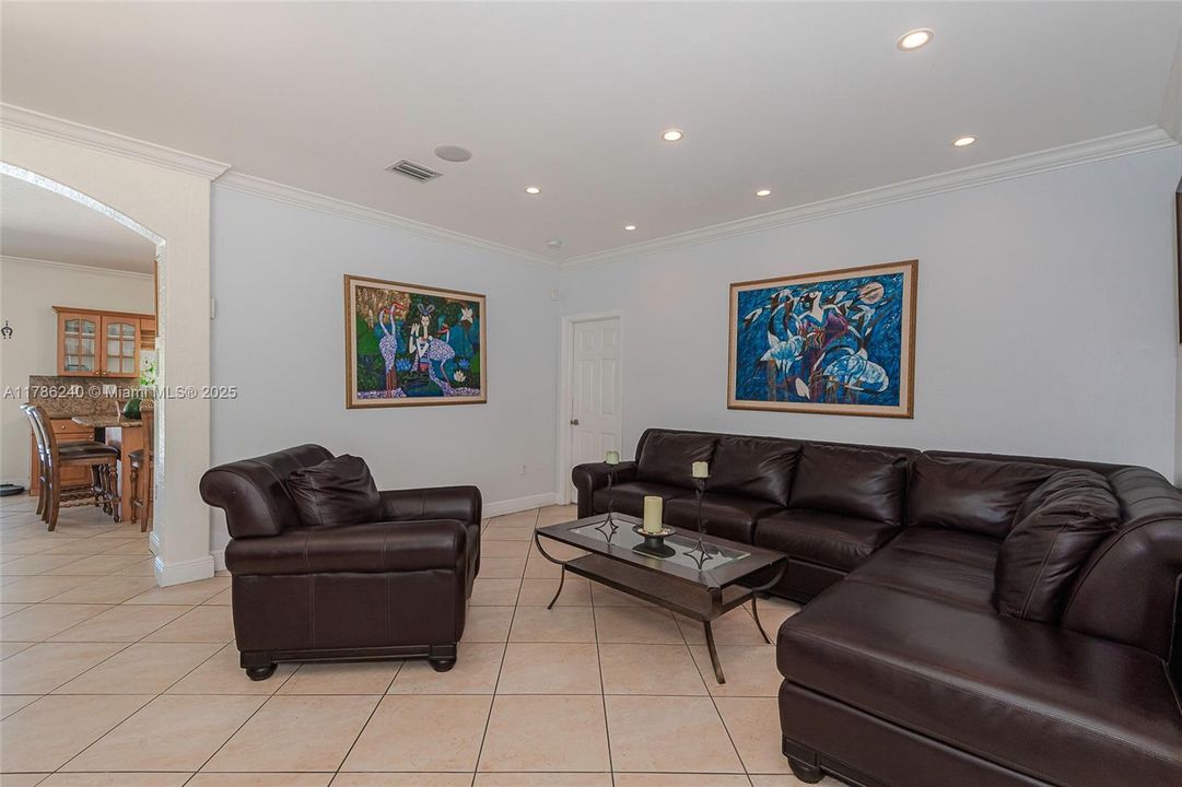 Recently Sold: $857,000 (5 beds, 3 baths, 1872 Square Feet)