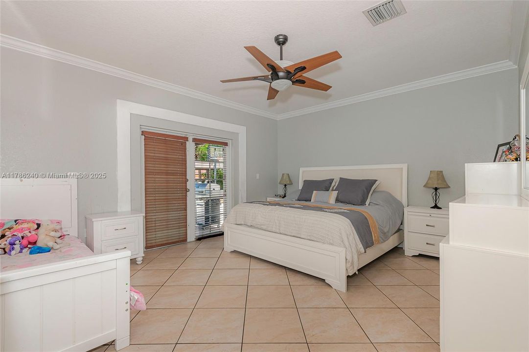 Recently Sold: $857,000 (5 beds, 3 baths, 1872 Square Feet)