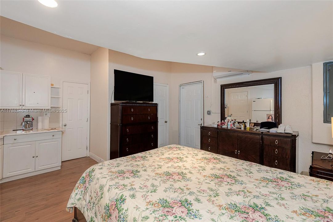 Recently Sold: $857,000 (5 beds, 3 baths, 1872 Square Feet)