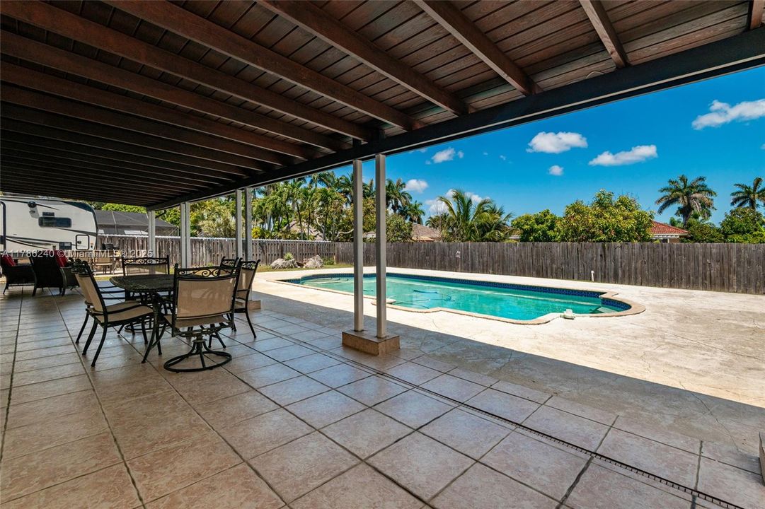 Recently Sold: $857,000 (5 beds, 3 baths, 1872 Square Feet)