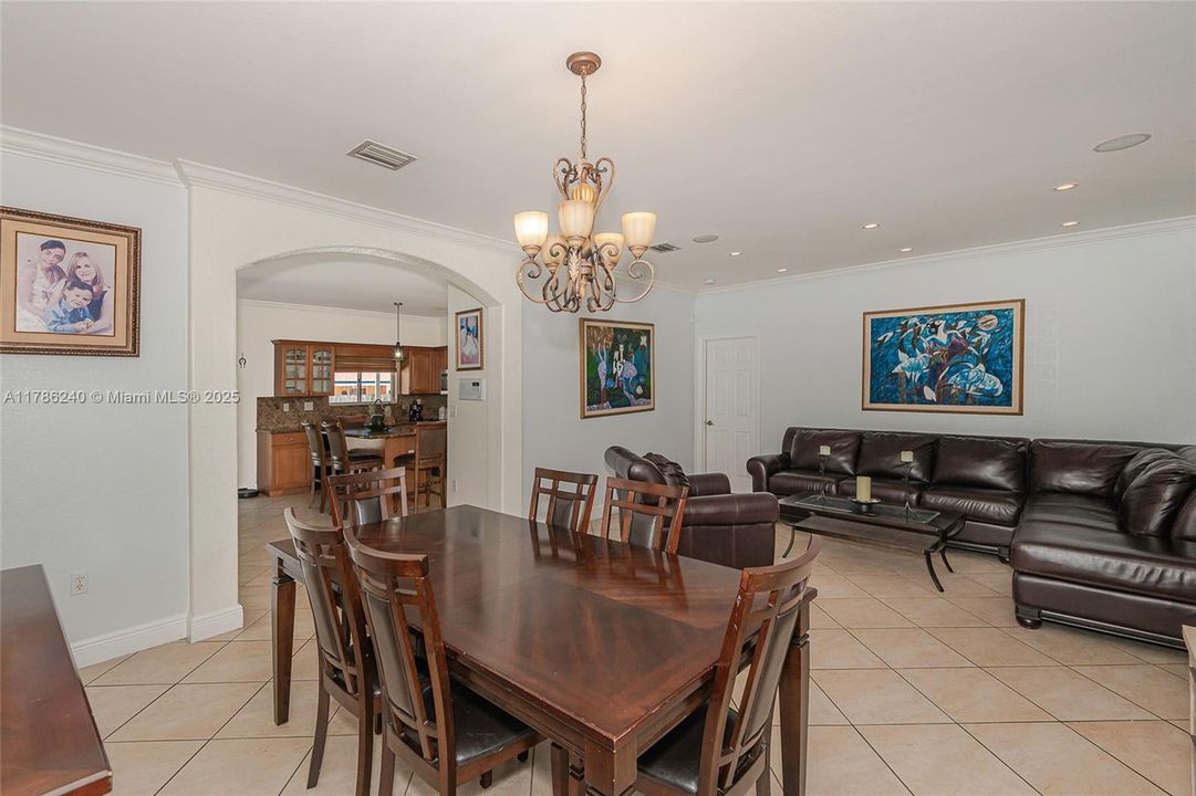 Recently Sold: $857,000 (5 beds, 3 baths, 1872 Square Feet)