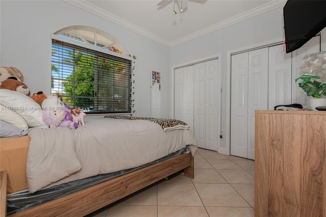 Recently Sold: $857,000 (5 beds, 3 baths, 1872 Square Feet)