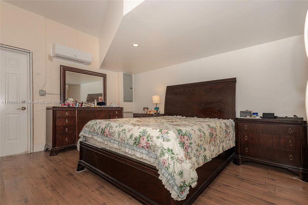 Recently Sold: $857,000 (5 beds, 3 baths, 1872 Square Feet)