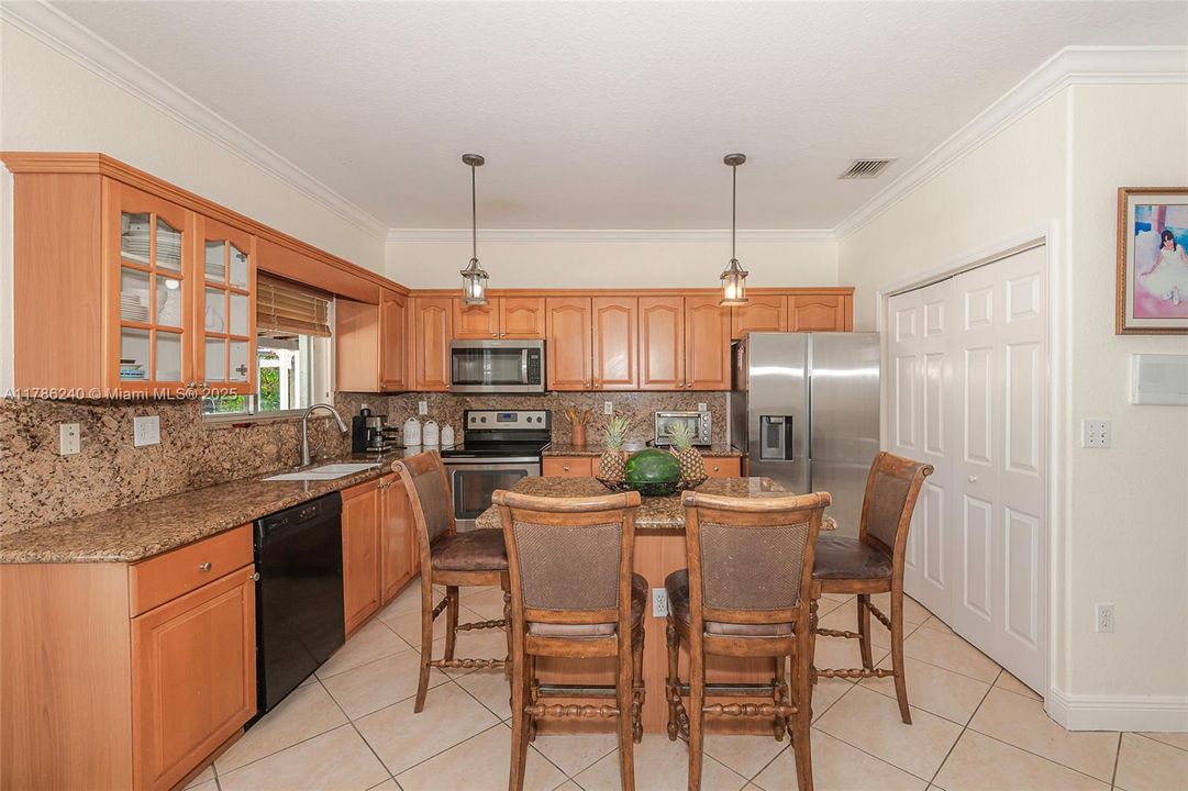 Recently Sold: $857,000 (5 beds, 3 baths, 1872 Square Feet)