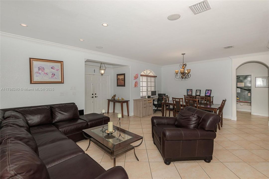 Recently Sold: $857,000 (5 beds, 3 baths, 1872 Square Feet)