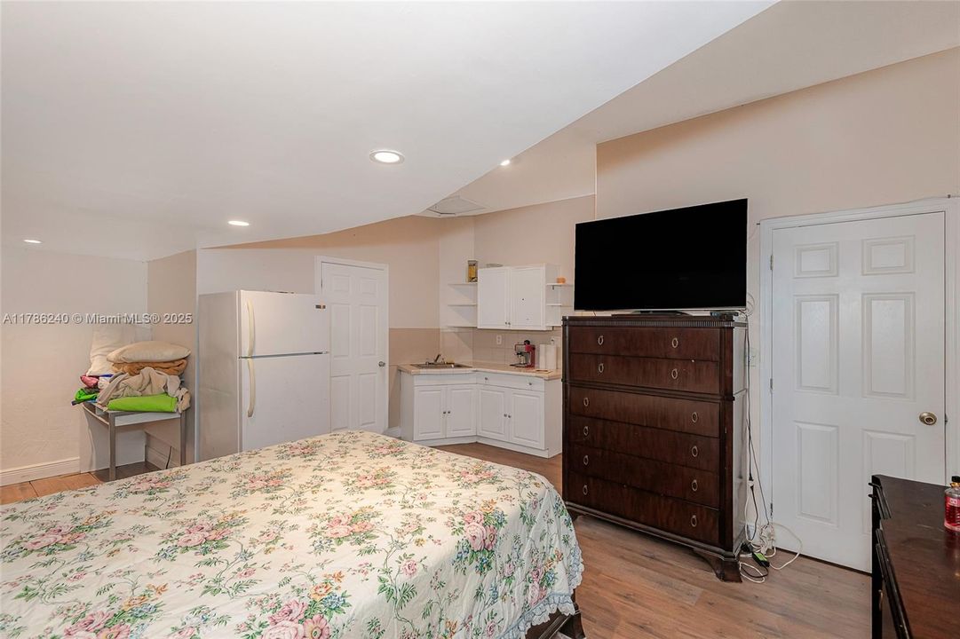 Recently Sold: $857,000 (5 beds, 3 baths, 1872 Square Feet)