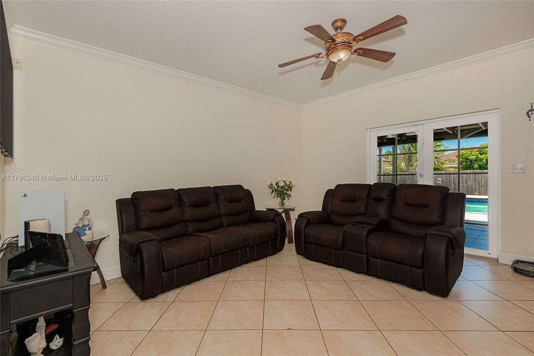 Recently Sold: $857,000 (5 beds, 3 baths, 1872 Square Feet)