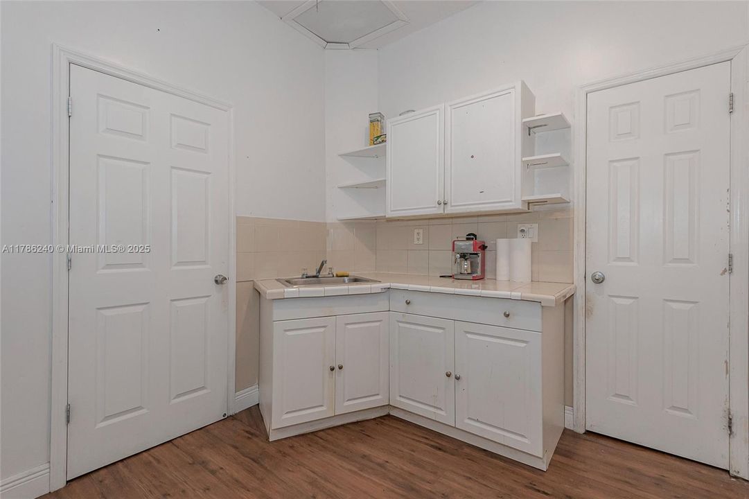 Recently Sold: $857,000 (5 beds, 3 baths, 1872 Square Feet)