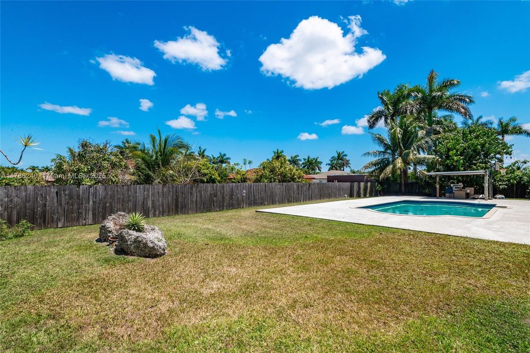 Recently Sold: $857,000 (5 beds, 3 baths, 1872 Square Feet)