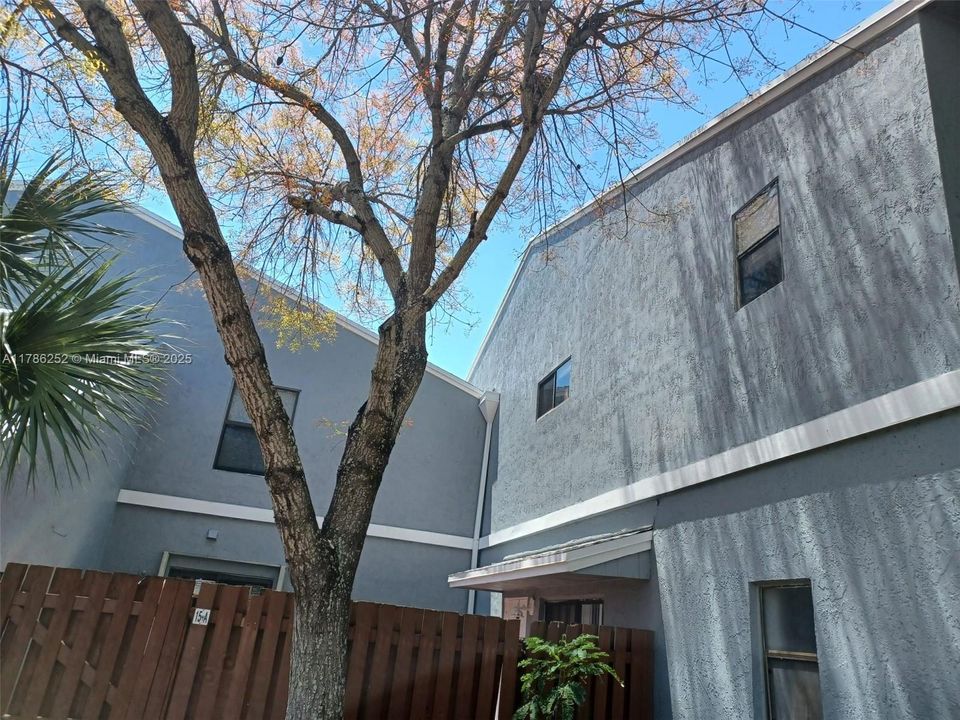 For Sale: $175,000 (2 beds, 2 baths, 864 Square Feet)