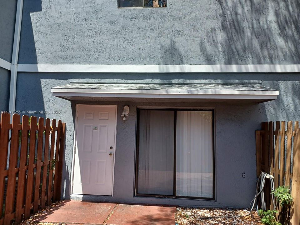 For Sale: $175,000 (2 beds, 2 baths, 864 Square Feet)