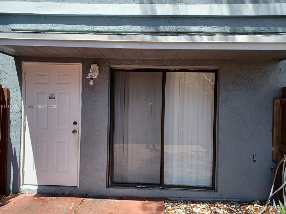 For Sale: $175,000 (2 beds, 2 baths, 864 Square Feet)