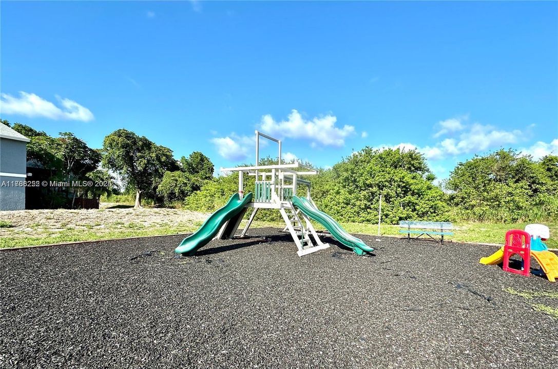 For Sale: $175,000 (2 beds, 2 baths, 864 Square Feet)