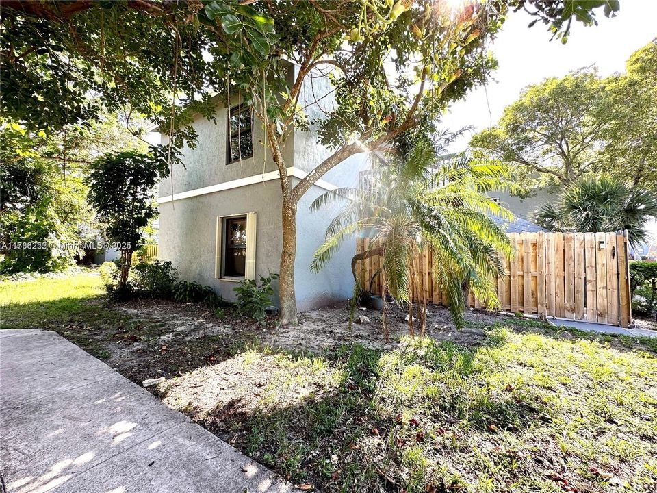 For Sale: $175,000 (2 beds, 2 baths, 864 Square Feet)