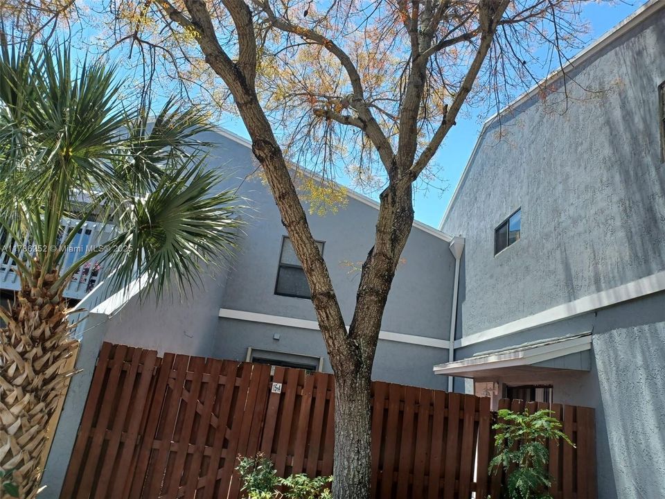 For Sale: $175,000 (2 beds, 2 baths, 864 Square Feet)