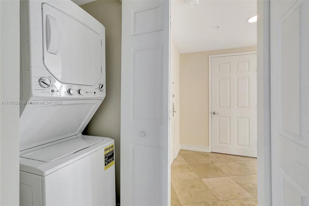 Recently Rented: $3,900 (2 beds, 2 baths, 1660 Square Feet)