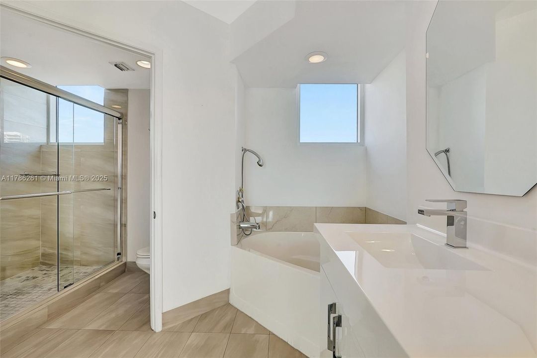 Recently Rented: $3,900 (2 beds, 2 baths, 1660 Square Feet)