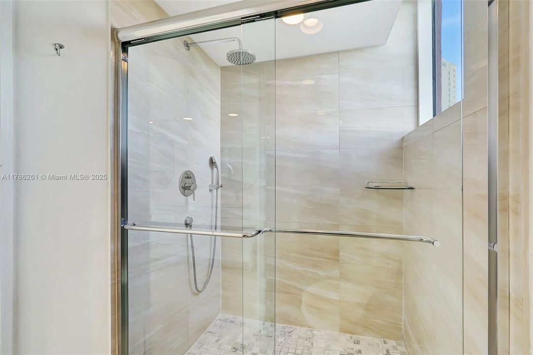 Recently Rented: $3,900 (2 beds, 2 baths, 1660 Square Feet)