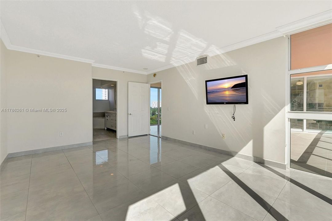 Recently Rented: $3,900 (2 beds, 2 baths, 1660 Square Feet)