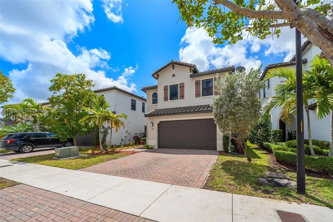 Recently Sold: $699,000 (3 beds, 2 baths, 2025 Square Feet)