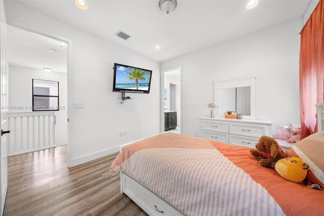 Recently Sold: $699,000 (3 beds, 2 baths, 2025 Square Feet)