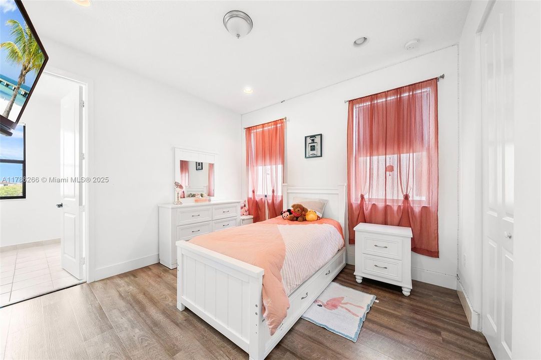 Recently Sold: $699,000 (3 beds, 2 baths, 2025 Square Feet)