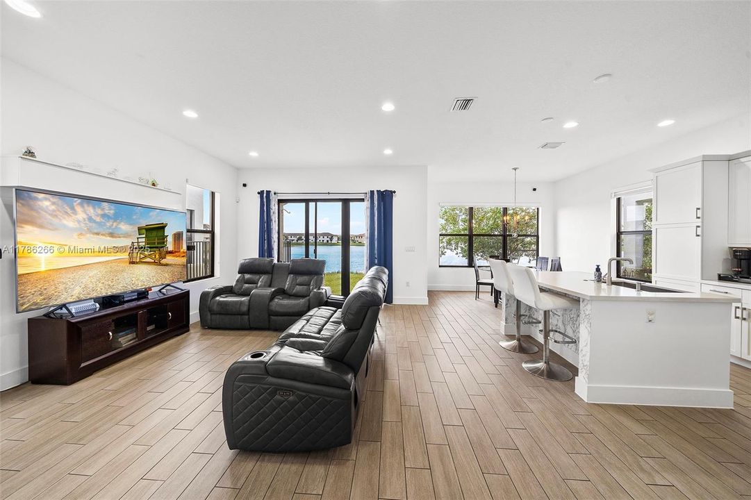 Recently Sold: $699,000 (3 beds, 2 baths, 2025 Square Feet)