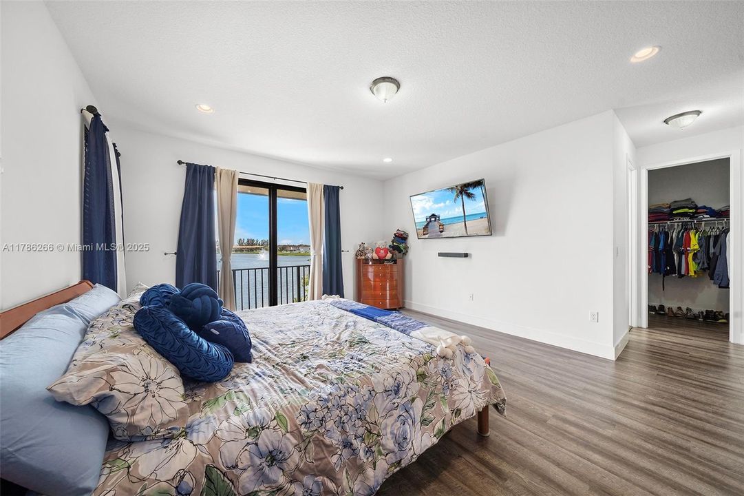 Recently Sold: $699,000 (3 beds, 2 baths, 2025 Square Feet)