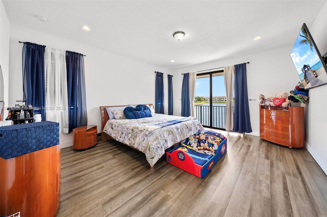 Recently Sold: $699,000 (3 beds, 2 baths, 2025 Square Feet)