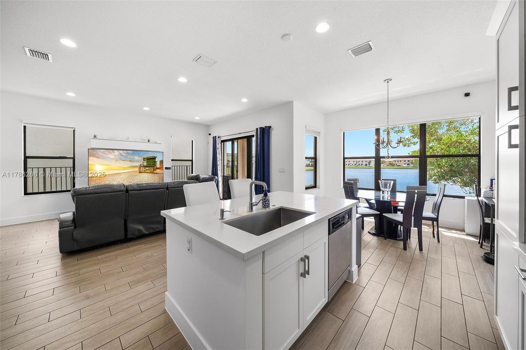 Recently Sold: $699,000 (3 beds, 2 baths, 2025 Square Feet)