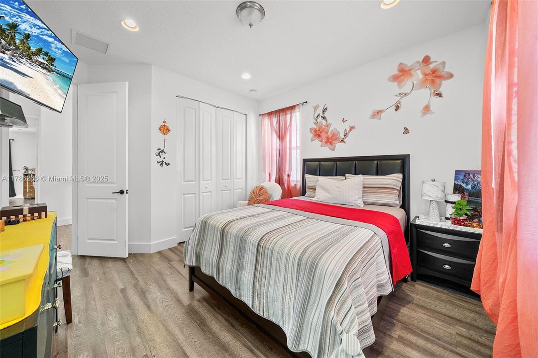 Recently Sold: $699,000 (3 beds, 2 baths, 2025 Square Feet)