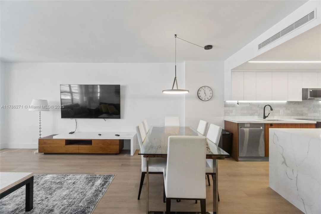 Vendido Recientemente: $760,000 (1 camas, 2 baños, 865 Pies cuadrados)