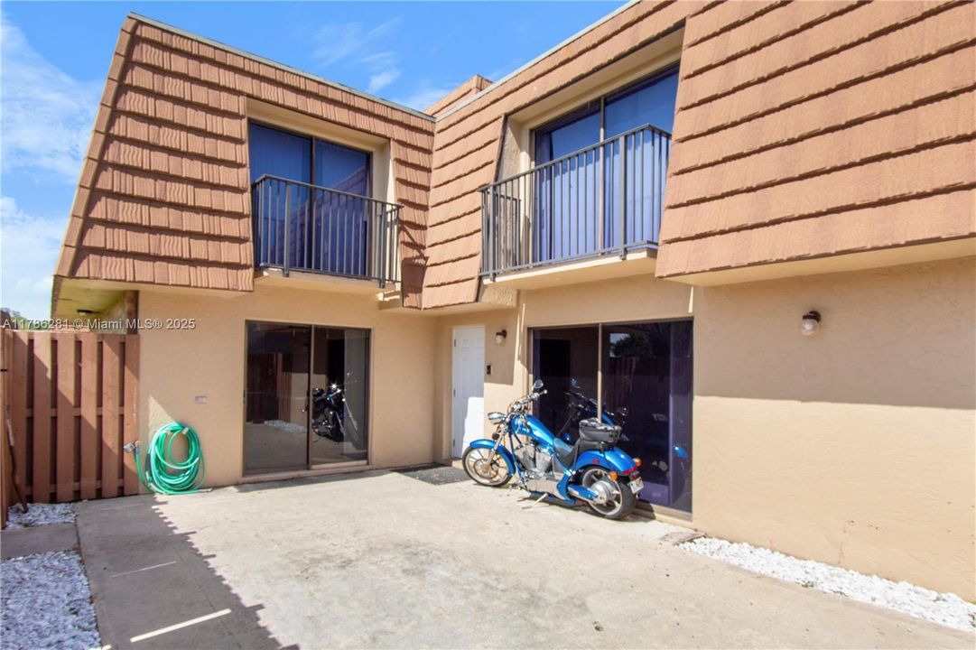 Недавно продано: $375,000 (2 спален, 2 ванн, 1264 Квадратных фут)