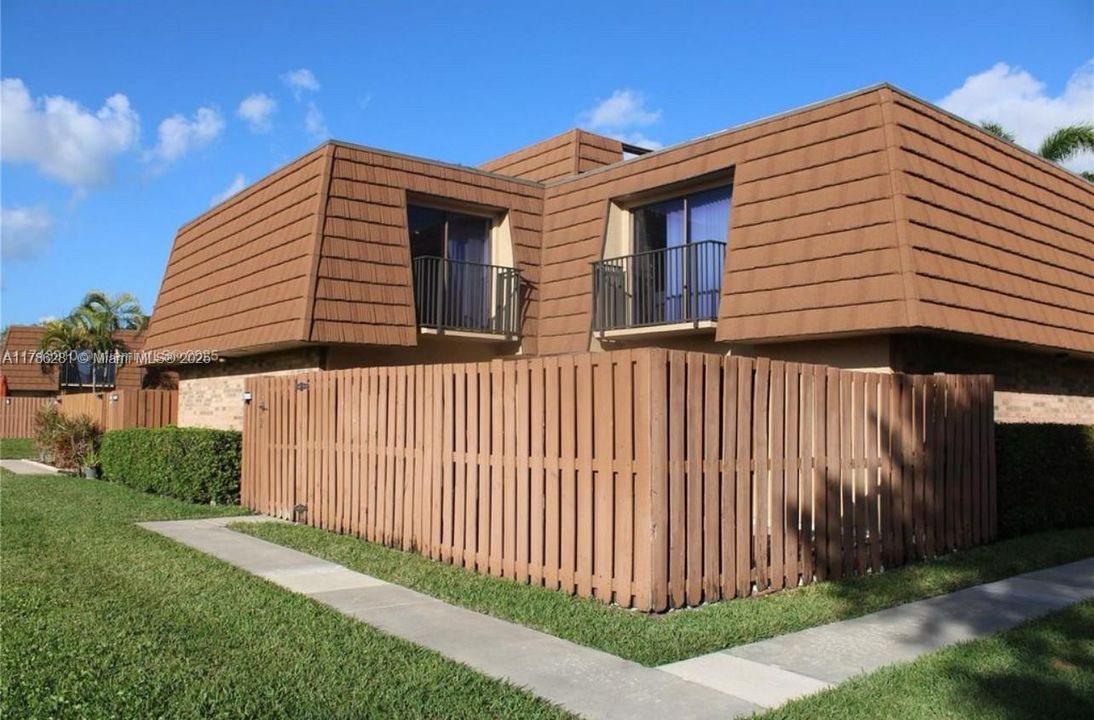 Недавно продано: $375,000 (2 спален, 2 ванн, 1264 Квадратных фут)