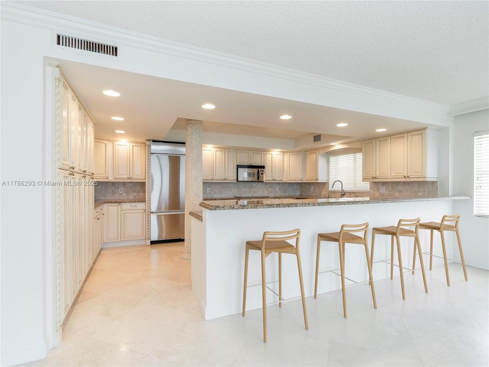 合同活跃: $1,450,000 (3 贝兹, 3 浴室, 3086 平方英尺)