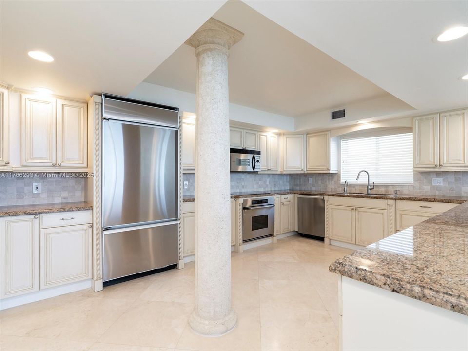 合同活跃: $1,450,000 (3 贝兹, 3 浴室, 3086 平方英尺)