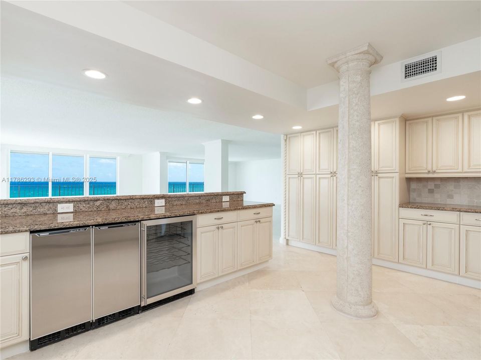 合同活跃: $1,450,000 (3 贝兹, 3 浴室, 3086 平方英尺)