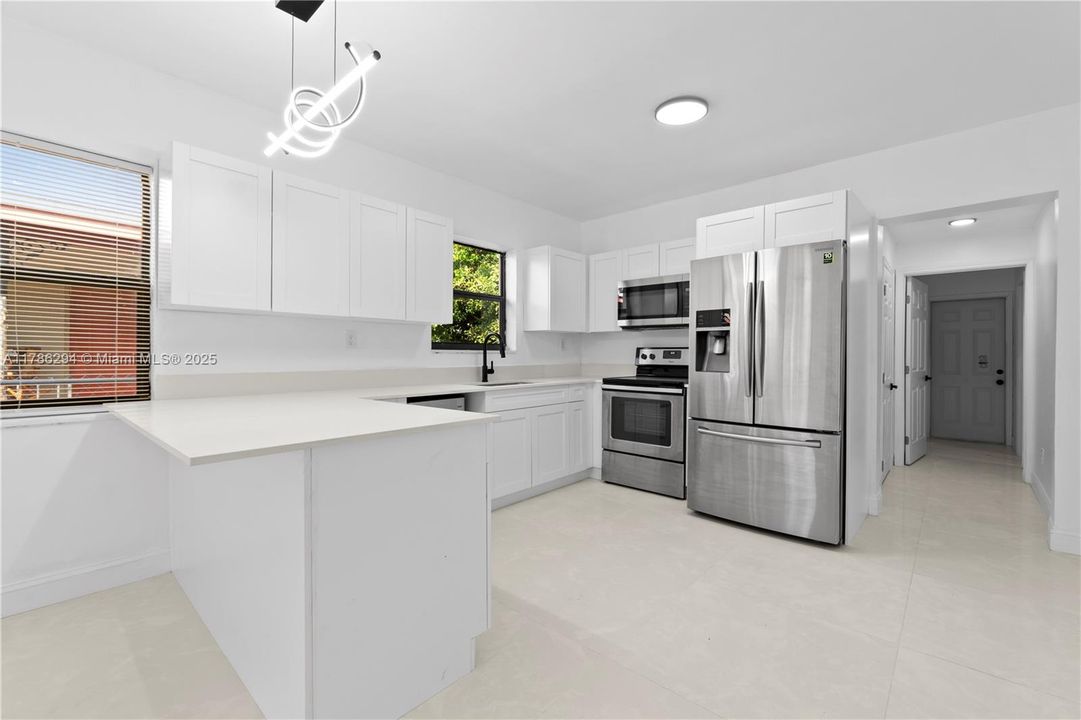 Недавно продано: $469,000 (3 спален, 2 ванн, 1463 Квадратных фут)