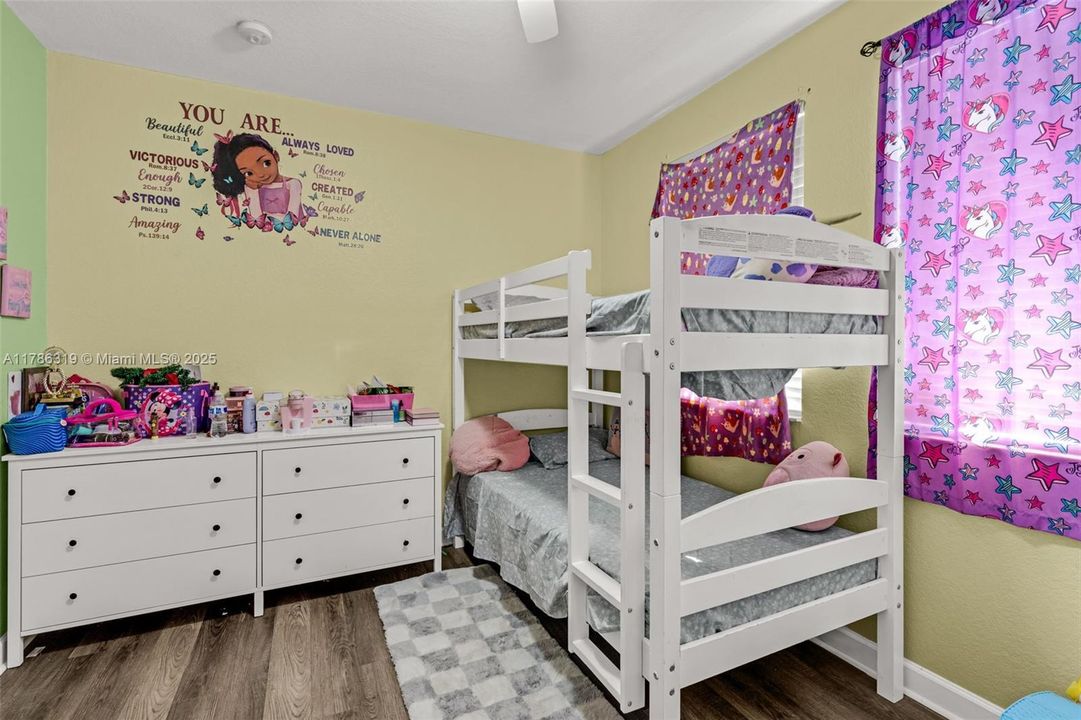 Recently Sold: $438,000 (4 beds, 3 baths, 1570 Square Feet)