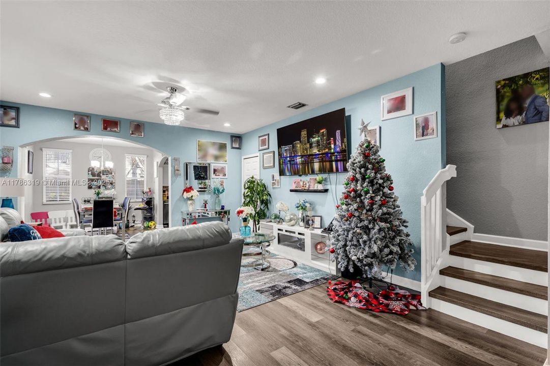 Recently Sold: $438,000 (4 beds, 3 baths, 1570 Square Feet)