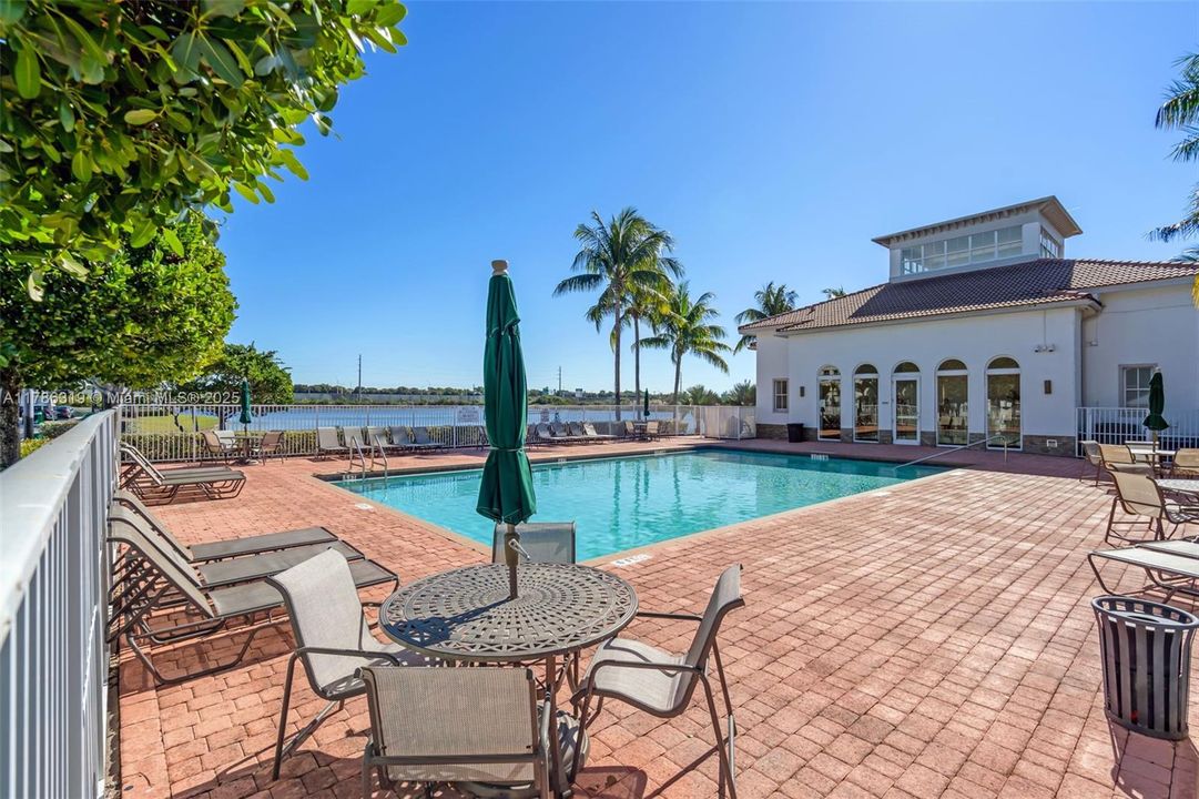 Recently Sold: $438,000 (4 beds, 3 baths, 1570 Square Feet)