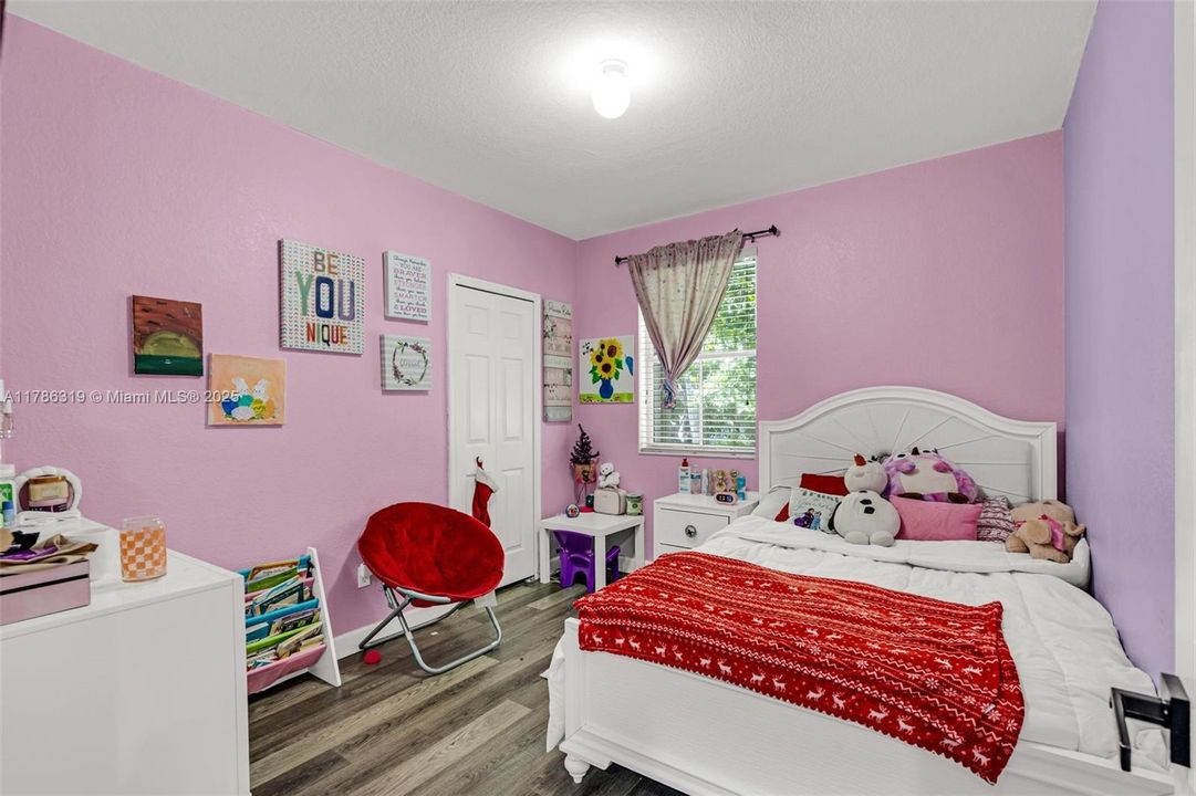 Recently Sold: $438,000 (4 beds, 3 baths, 1570 Square Feet)