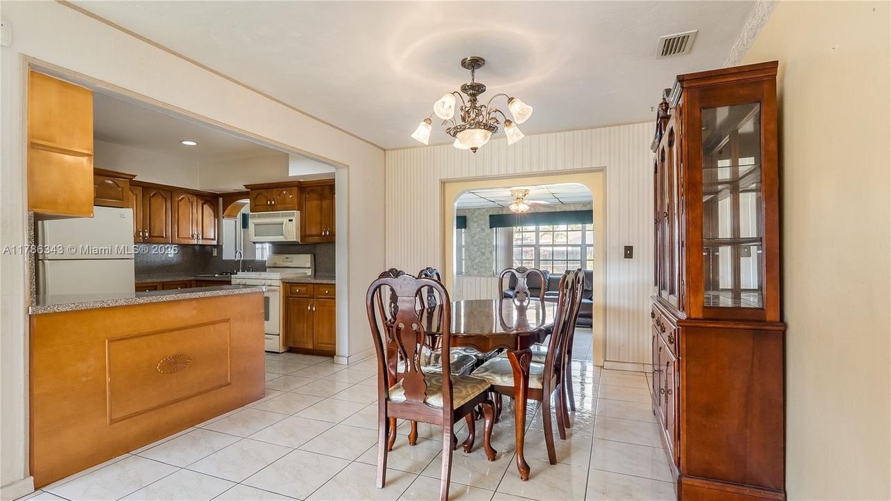 Vendido Recientemente: $600,000 (3 camas, 2 baños, 1924 Pies cuadrados)